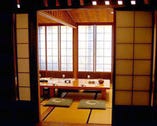 和紙の襖に網代の天井。
面皮作りの茶室風のお部屋。