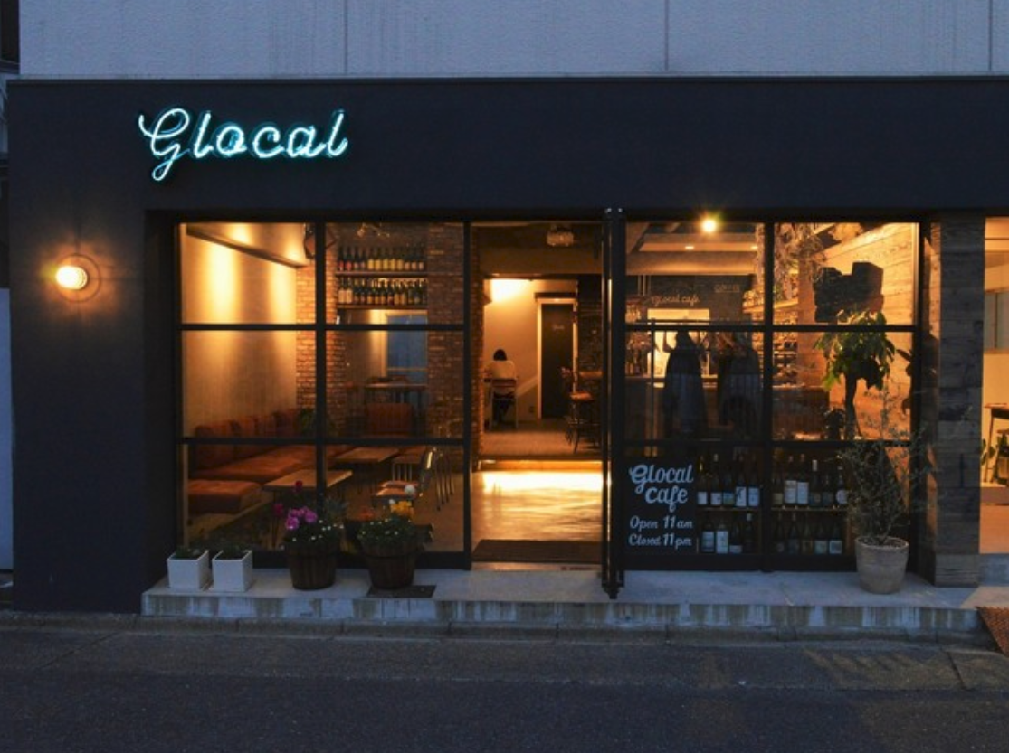 グレーを基調としたグローカルカフェの内装