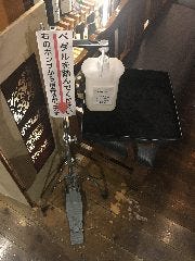 入口に消毒用アルコール設置