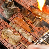 [美味い酒に旨い肴]
旬の魚や美味しい素材を魚串に！