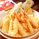 蟹や海老などの天ぷらをご用意。注文ごとに揚げるからサクサク！