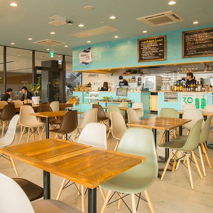 開放的な空間のアダムス オーサム パイのテーブル席が並んでいる様子