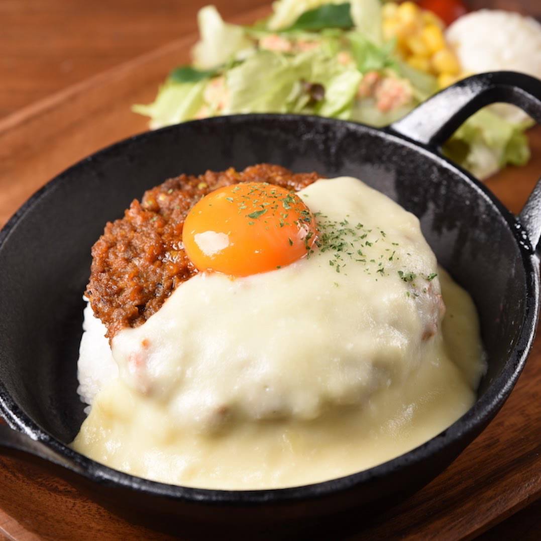 スキレットに盛られたとろーりチーズキーマカレー