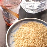 農家さんから直接仕入れるお米は使う分だけ毎日精米。汲み立ての地下水で研いでいます。
