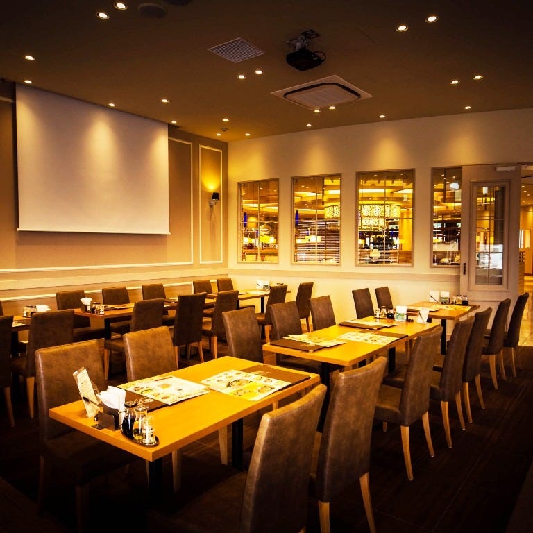 たくさんのテーブルが並んだ落ち着いた雰囲気の店内