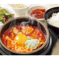 種類豊富なスンドゥブは自家製豆腐と旨味たっぷりのスープが自慢