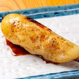 北海道小林牧場の炙りゴーダチーズつくね串（1本）