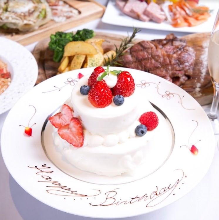 グリルレストラン スイーツカフェ スコール 東新宿店 コース 誕生日 大人気の苺2段生ホールケーキ 80種3時間飲み放題 肉盛りプレート含む全5皿 ぐるなび