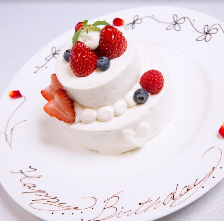 グリルレストラン スイーツカフェ スコール 東新宿店 コース 誕生日 大人気の苺2段生ホールケーキ 80種3時間飲み放題 肉盛りプレート含む全5皿 ぐるなび