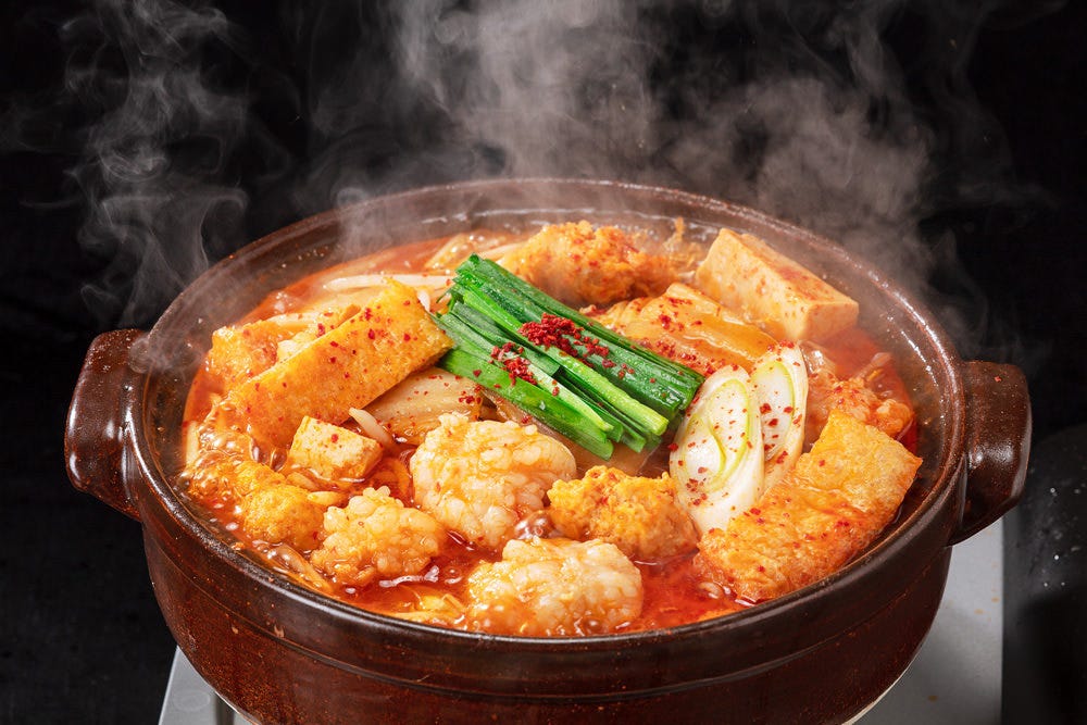 唐辛子と特製味噌を混ぜた秘伝のダシの旨味が絶品「赤から鍋」