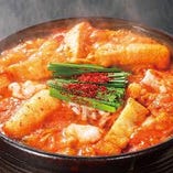 唐辛子と特製ブレンド味噌を混ぜ合わせた名古屋の新名物「赤から鍋」