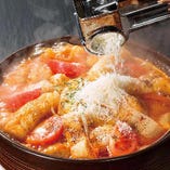 トマトを丸ごと1つと、パルミジャーノチーズがたっぷり入った「トマチー赤から鍋」