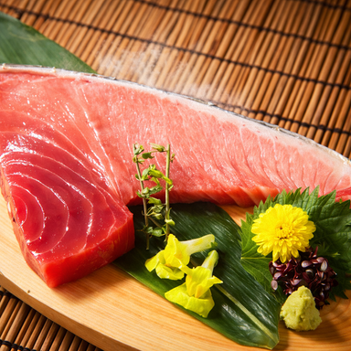 全席個室 旨いマグロと信玄どり 海鮮居酒屋 魚政 飯田橋本店_生本マグロの断面刺し