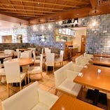 【ダイニング席】
団体様での宴会も承ります。