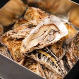 三陸産牡蠣のカンカン蒸し焼き！　旨味が出て熱いうちに食べるとおいしいです！！