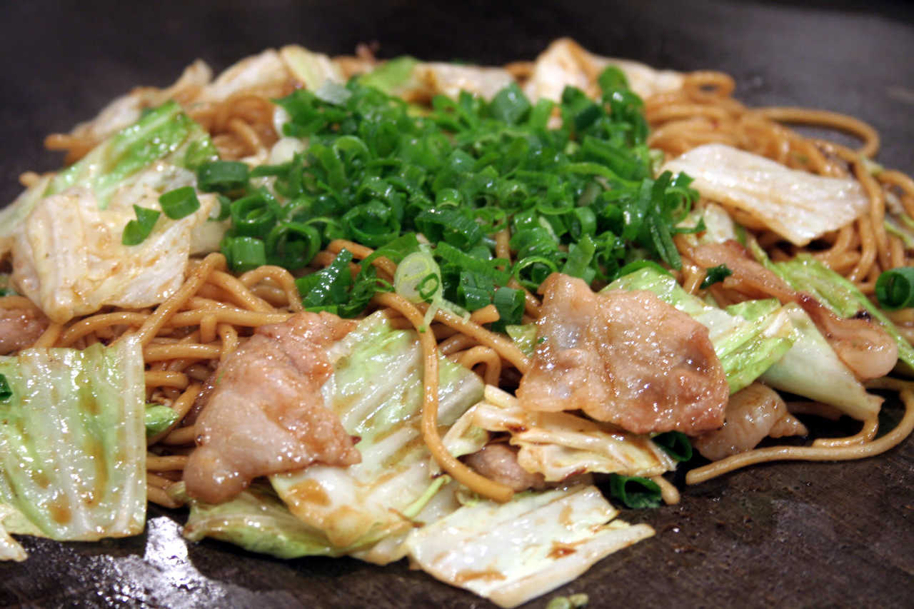 キャベツや豚肉が入った焼きそば