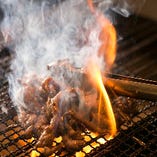 【炭火焼き】
香ばしく肉汁溢れる炭黒焼きも看板料理のひとつ