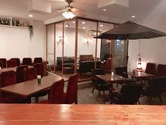 奥に見える広々個室です。