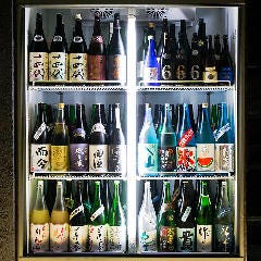 全国各地の美酒銘酒たちが 店内の冷蔵庫にズラリと並びます