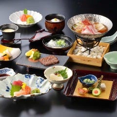 銘々にお料理をお出しする会席が人気です。単品メニューでも対応できるものは個別にご提供いたします。ご相談ください。