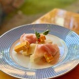 生ハムとチーズ盛り合わせ