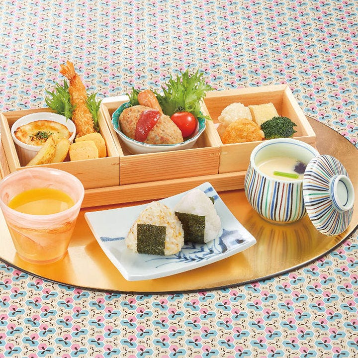 エビフライやハンバーグ、おにぎり、茶碗蒸しなどが彩りよく並ぶ梅の花のお子様ランチセット