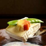 【湯豆腐】
北海道産の大豆「トヨマサリ」を使用して作ったお豆腐と鹿児島県垂水市の温泉水を使用した湯豆腐です。お豆腐はとろっとろで、絶品です。