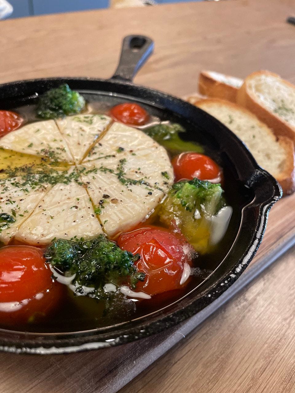 ROUGH cafe dinning bar_メインから単品までカクテルなど多彩に取り揃えております