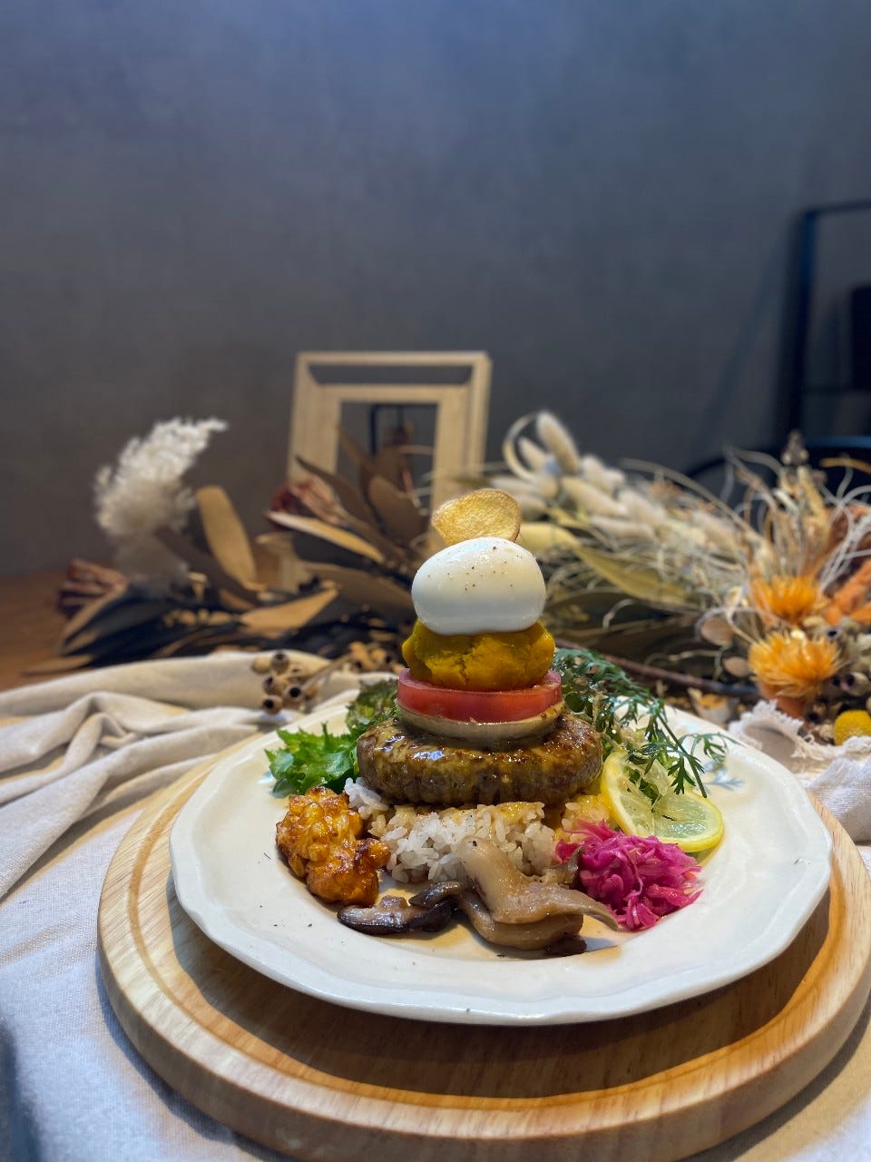 ROUGH cafe dinning bar_華やかでフォトジェニックな一皿