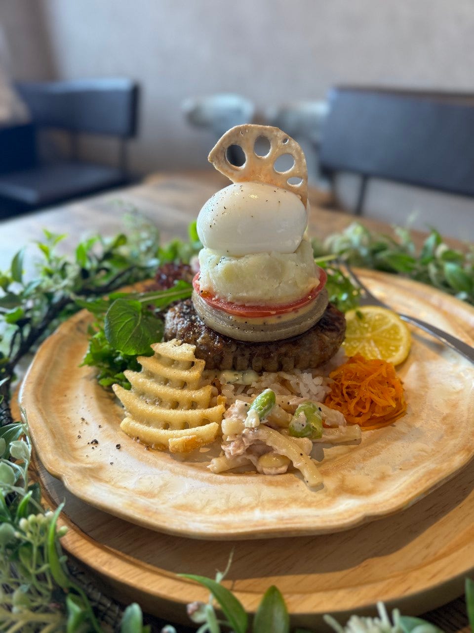 ROUGH cafe dinning bar_糸島リーフと副菜を彩るロコモコプレート（ランチ・ディナー）