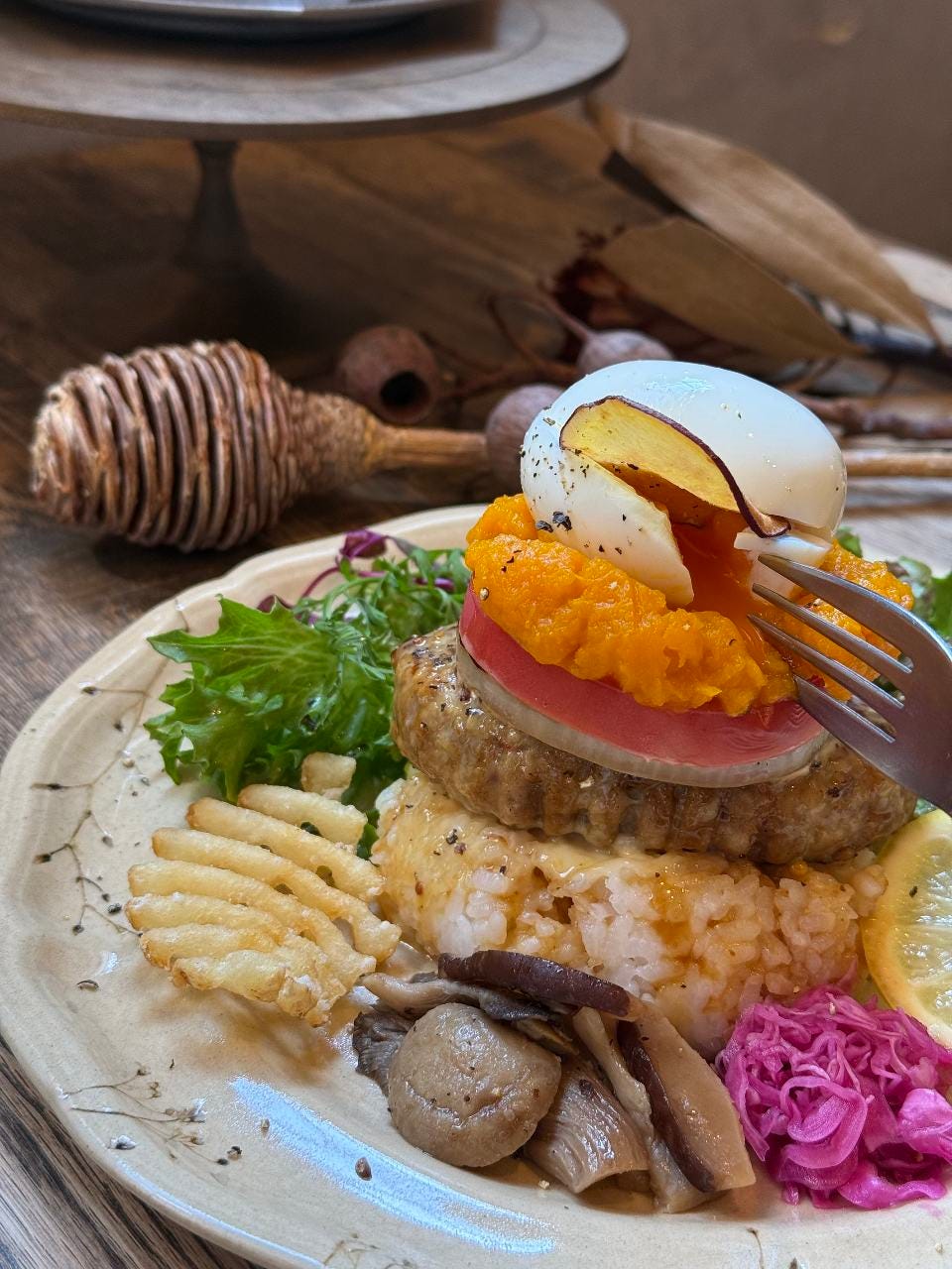 ROUGH cafe dinning bar_華やかでフォトジェニックな一皿