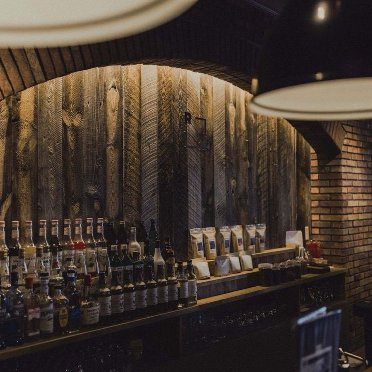 ROUGH cafe dinning bar_無機と有機が同在するスタイリッシュな空間で過ごすひととき
