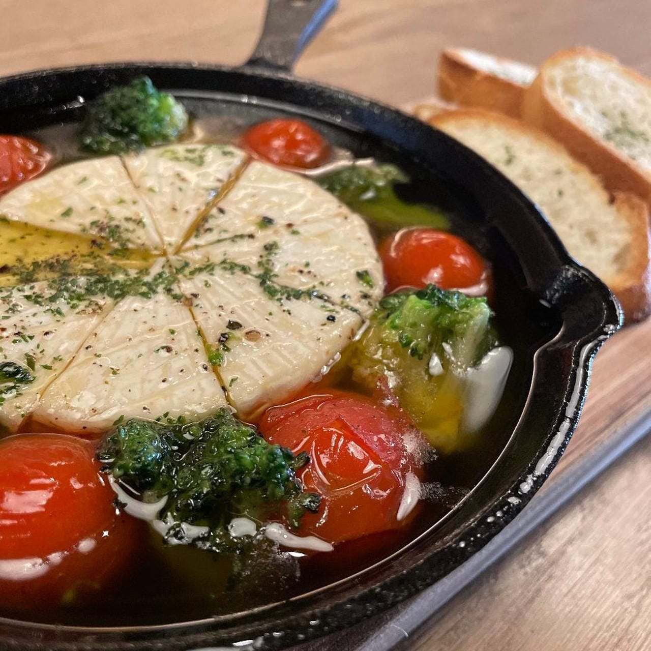 ROUGH cafe dinning bar_おつまみからメインまで豊富にお酒にも合うお料理をご用意。