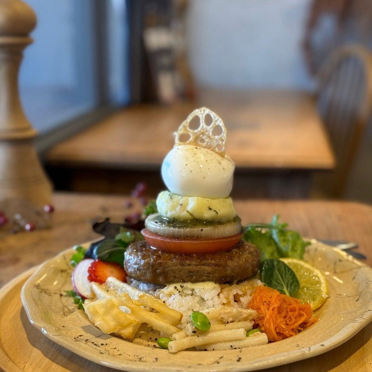 ROUGH cafe dinning bar_季節によって変化も楽しめる当店人気No1のロコモコプレート♪