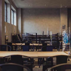ROUGH cafe dinning bar_各テーブルに設置されたパーテーションで物理的な接触や飛沫を防ぎます