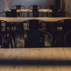 ROUGH cafe dinning bar_木目がグレーの空間に映えるスタイリッシュなテーブル席（1～34名様）