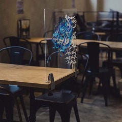 ROUGH cafe dinning bar_木目がグレーの空間に映えるスタイリッシュなテーブル席（1～34名様）
