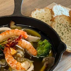 ROUGH cafe dinning bar_海鮮ときのこのアヒージョ