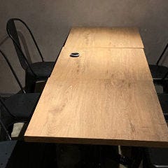ROUGH cafe dinning bar_木目がグレーの空間に映えるスタイリッシュなテーブル席（1～34名様）