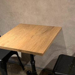 ROUGH cafe dinning bar_無機質なコンクリの壁と木目のぬくもりが不思議と調和
