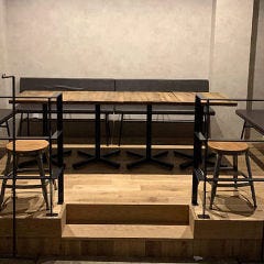 ROUGH cafe dinning bar_5名～8名様のグループなら、小上がりのステップの先に設えたテーブル席のご利用が可能