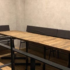 ROUGH cafe dinning bar_三方を壁に囲まれ気分は個室感覚の小上がりテーブル席