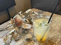 ROUGH cafe dinning bar_【多彩なドリンクメニュー】
自家製レモネードやアップルネードなどひと手間かけたハイクオリティな一杯をご用意しております。自慢のコーヒーには久留米コーヒーカウンティより焙煎したスペシャリティコーヒーをハンドドリップでご提供！
茶舗ふりゅうの抹茶ラテなどセレクトした商品もお楽しみいただけます。