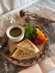 ROUGH cafe dinning bar_ツナメルトホットサンド（オニオンスープ付き）
