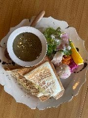 ROUGH cafe dinning bar_ツナメルトホットサンド（オニオンスープ付き）