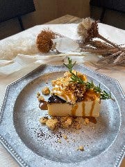 ROUGH cafe dinning bar_「自家製ROUGHスイーツ」
時期により変わるスイーツたちはどれも絶品。
バスクチーズケーキやパルフェ、マフィンなど多数取り揃えております。
ランチ後の口直しや店内でハンドドリップしたコーヒーとも相性◎美味しい一品でゆっくりお寛ぎください。