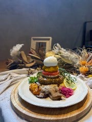 ROUGH cafe dinning bar_ランチタイムの人気は季節野菜の副菜が彩るロコモコプレート