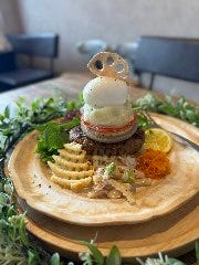 ROUGH cafe dinning bar_季節のロコモコプレート