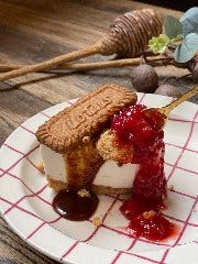 ROUGH cafe dinning bar_季節を映す自家製スイーツの数々。数量限定なのでお早めに