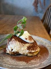 ROUGH cafe dinning bar_自家製スイーツを多数取り揃え